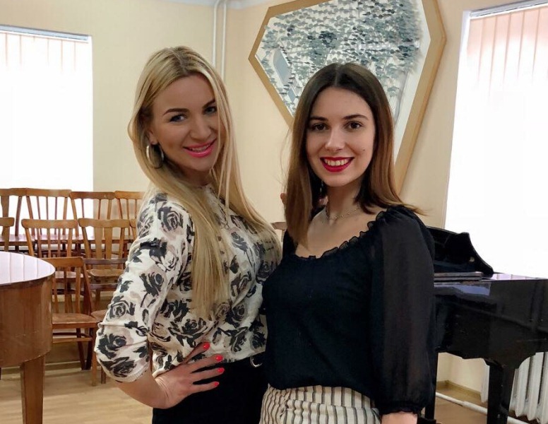 Керівник естрадної студії Олена Буркацька зі своєю студенткою Анастасією Решнюк Керівник естрадної студії Олена Буркацька зі своєю студенткою Анастасією Решнюк